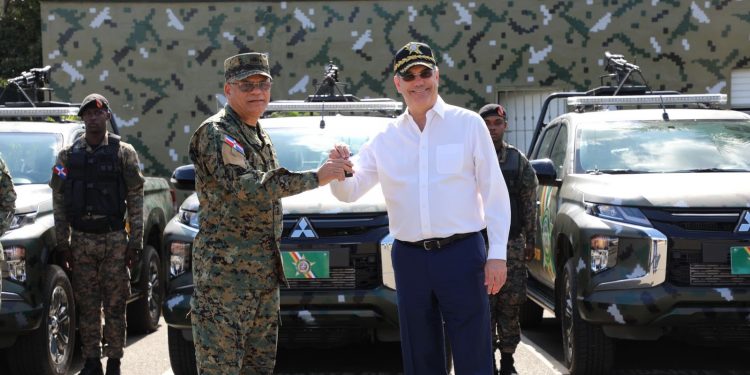 Presidente Abinader entrega 40 vehículos al Ejército para reforzar seguridad fronteriza