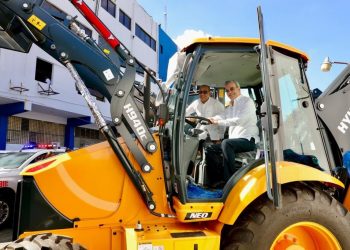 Presidente Abinader entrega más de 160 vehículos a Obras Públicas adquiridos con fondos del ahorro del peaje sombra