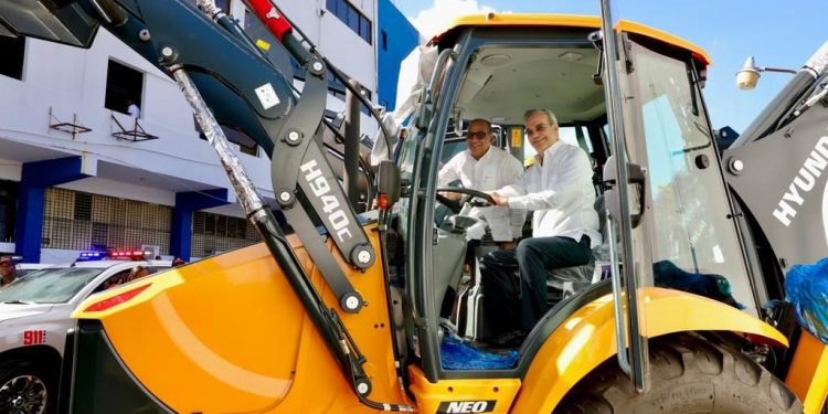 Presidente Abinader entrega más de 160 vehículos a Obras Públicas adquiridos con fondos del ahorro del peaje sombra