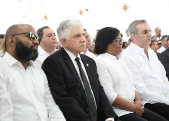 Presidente Abinader expresa pésame y solidaridad a senadora de Bahoruco, por fallecimiento de su esposo