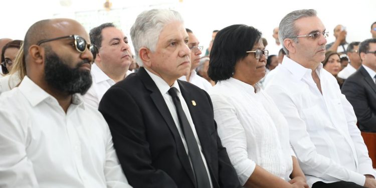 Presidente Abinader expresa pésame y solidaridad a senadora de Bahoruco, por fallecimiento de su esposo