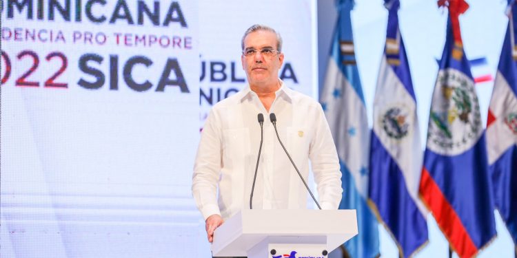 Abinader plantea fortalecer entes regionales para trabajar en los problemas comunes