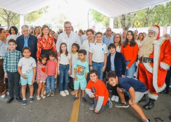 Presidente Abinader y vicepresidenta Raquel Peña comparten con vecinos de la Casa Presidencial de Santiago