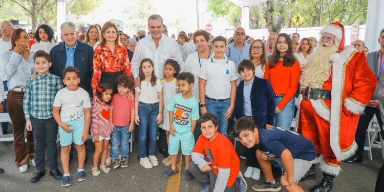 Presidente Abinader y vicepresidenta Raquel Peña comparten con vecinos de la Casa Presidencial de Santiago