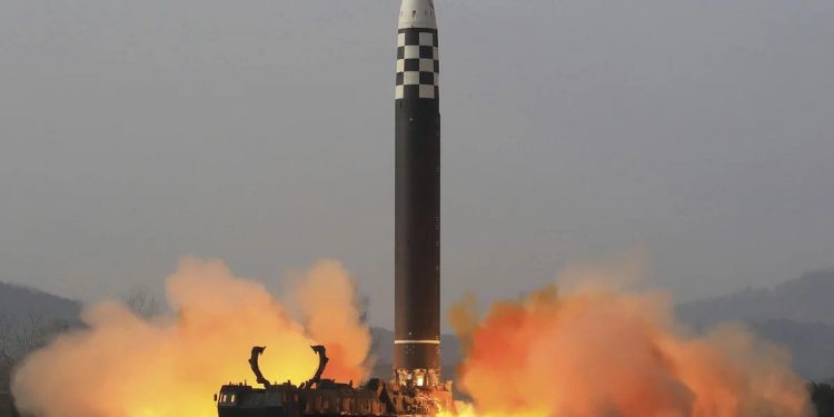 Corea del Norte dispara tres misiles balísticos hacia el mar del Japón