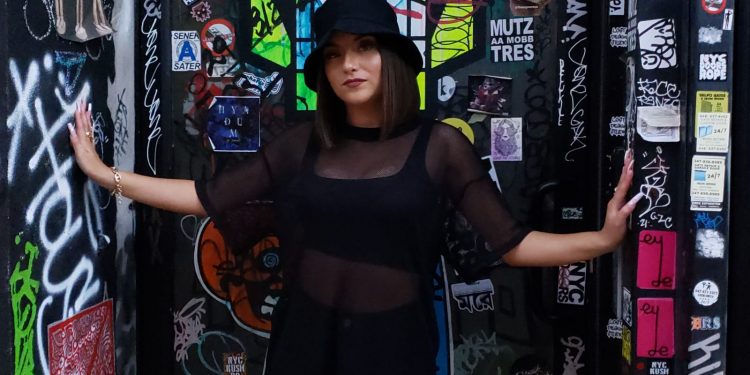 Dalesta cantante salvadoreña estrena canción dedicada a Nayib Bukele con audiovisual producido por  un dominicano