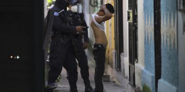 El régimen de excepción de Nayib Bukele asfixia a las pandillas: “Policías y soldados tienen poder absoluto”