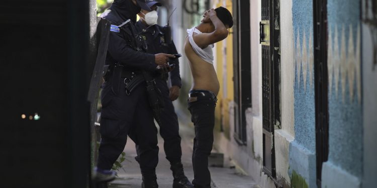El régimen de excepción de Nayib Bukele asfixia a las pandillas: “Policías y soldados tienen poder absoluto”