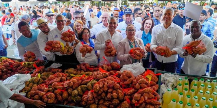 Con gran éxito inicia en Santiago Feria “Navidad del Cambio con el Inespre”
