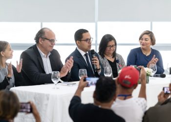Hospital Metropolitano de Santiago recibe acreditación internacional de servicios de salud Accreditation Canadá