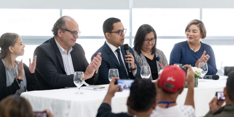 Hospital Metropolitano de Santiago recibe acreditación internacional de servicios de salud Accreditation Canadá