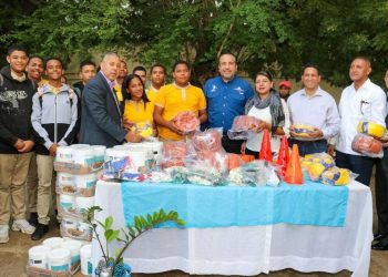 INEFI hace entrega de útiles deportivos al liceo Matutino Dr. José Francisco Peña Gómez