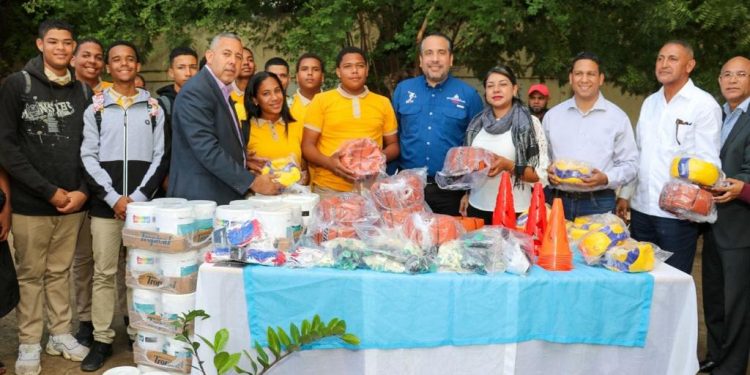 INEFI hace entrega de útiles deportivos al liceo Matutino Dr. José Francisco Peña Gómez