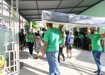 SeNaSa suministra colchones a familias damnificadas por inundaciones en el Distrito Nacional