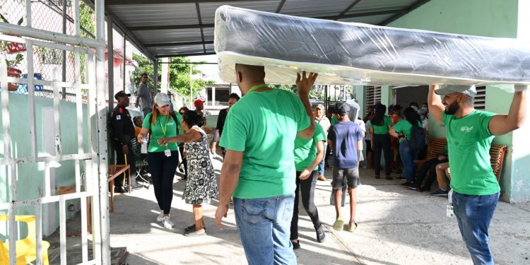 SeNaSa suministra colchones a familias damnificadas por inundaciones en el Distrito Nacional