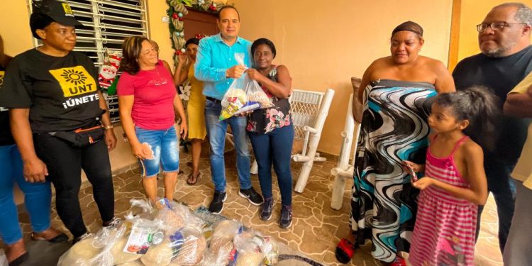Surun Hernández dona raciones alimenticias a cientos municipes de Santo Domingo Este