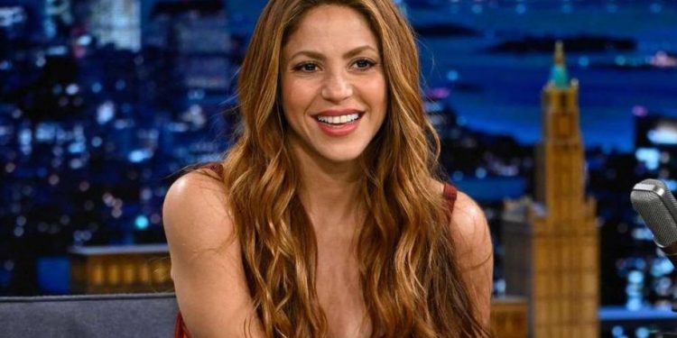Shakira, fotografiada en actitud cómplice con un hombre en Cantabria