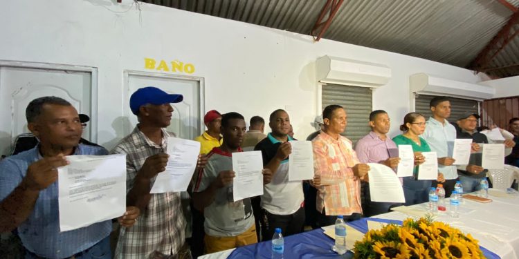 Más de 200 dirigentes del PLD en Hato del Yaque renuncian junto a Director Distrital