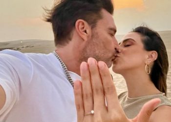 Julián Gil se compromete con Valeria Marín durante su viaje a Catar