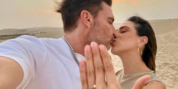Julián Gil se compromete con Valeria Marín durante su viaje a Catar