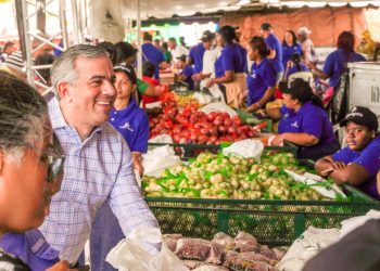 Presidente Abinader dispone rebaja de Super Combos Navideños del Inespre a RD$650
