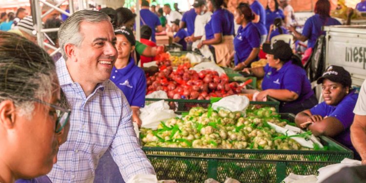 Presidente Abinader dispone rebaja de Super Combos Navideños del Inespre a RD$650