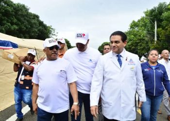 Miles participan en la Ruta de la Salud en el Parque Central de Santiago