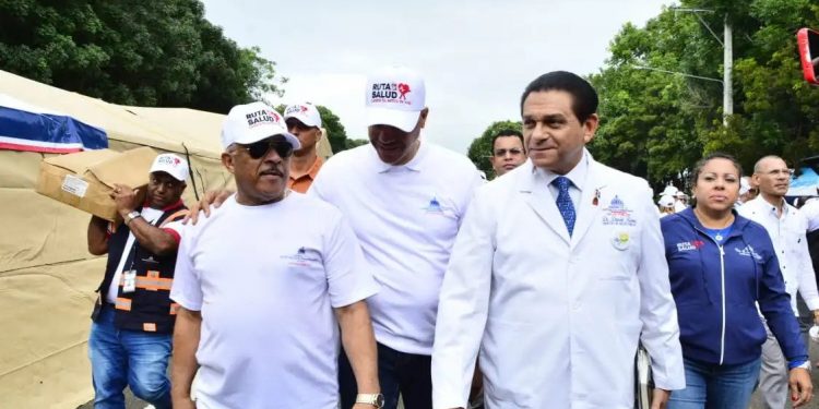 Miles participan en la Ruta de la Salud en el Parque Central de Santiago