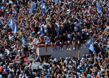 Una multitud de aficionados celebra la Copa con su selección en Buenos Aires