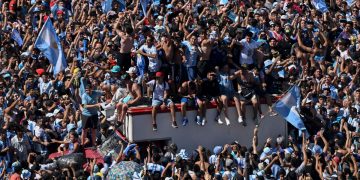 Una multitud de aficionados celebra la Copa con su selección en Buenos Aires