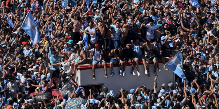 Una multitud de aficionados celebra la Copa con su selección en Buenos Aires
