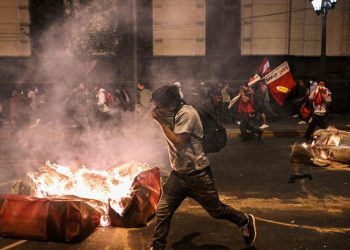La presidenta de Perú declara el estado de emergencia en el sur del país y propone elecciones para abril de 2024