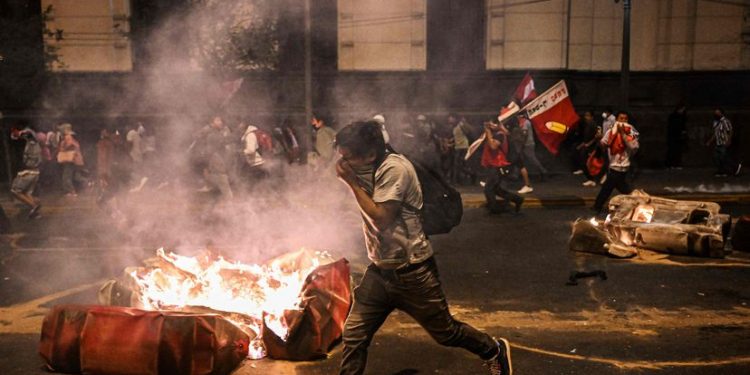 La presidenta de Perú declara el estado de emergencia en el sur del país y propone elecciones para abril de 2024