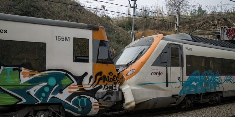 Un choque de trenes dejó al menos 155 heridos cerca de Barcelona