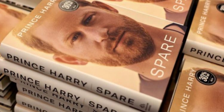 Polémico y exitoso: por qué la autobiografía del príncipe Harry es el libro más vendido del mundo