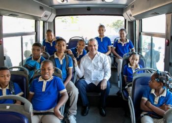 Abinader deja iniciado Sistema Nacional de Movilidad Escolar e inaugura escuela en La Victoria