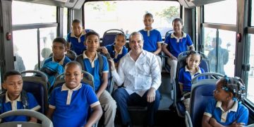 Abinader deja iniciado Sistema Nacional de Movilidad Escolar e inaugura escuela en La Victoria