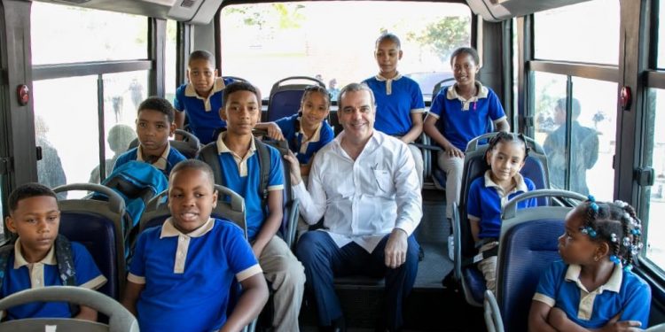 Abinader deja iniciado Sistema Nacional de Movilidad Escolar e inaugura escuela en La Victoria