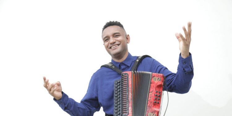 Merengue típico “El Cotorreo” de Adid Núñez coloca al acordeonista nueva  vez en los escenarios típicos