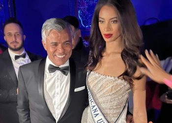 Se ondea la bandera del orgullo dominicano con la posición de 2da finalista de Miss Universo