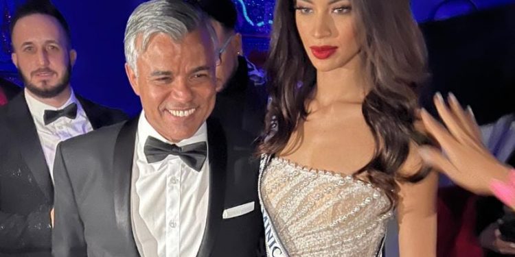 Se ondea la bandera del orgullo dominicano con la posición de 2da finalista de Miss Universo