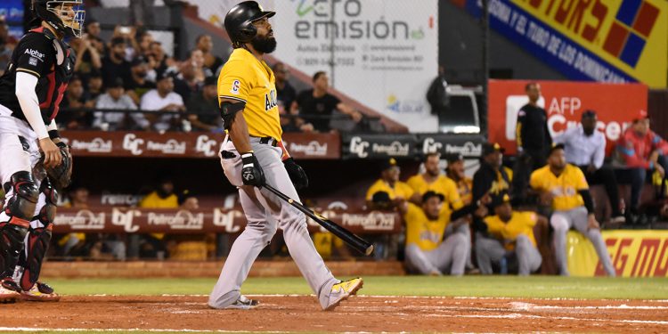 Palo con las bases llenas de Aneury Tavarez da triunfo a las Águilas