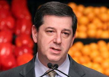 Ex jefe de Walmart advierte que los estadounidenses enfrentan un «mundo de dolor» debido a la inflación