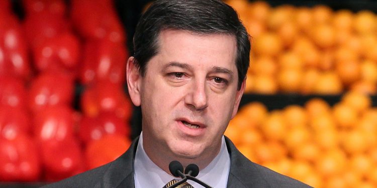 Ex jefe de Walmart advierte que los estadounidenses enfrentan un «mundo de dolor» debido a la inflación
