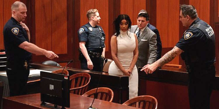 Cardi B falla en cumplir con sentencia de servicios comunitarios y jueza le concede extensión hasta marzo