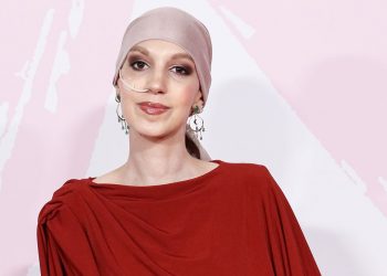 Muere la ‘influencer’ Elena Huelva, a los 20 años, tras una larga lucha contra el cáncer