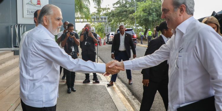 Presidente Abinader visita Ministerio de Medio Ambiente