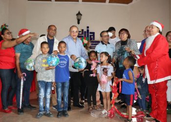 Grupo de los 100 celebra «Día de Reyes» con entrega de juguetes