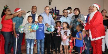 Grupo de los 100 celebra «Día de Reyes» con entrega de juguetes