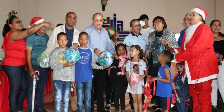 Grupo de los 100 celebra «Día de Reyes» con entrega de juguetes